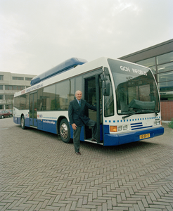 822752 Afbeelding van de heer Mobers bij de informatiebus van het Gasbedrijf Centraal Nederland (Atoomweg 50) te Utrecht.
